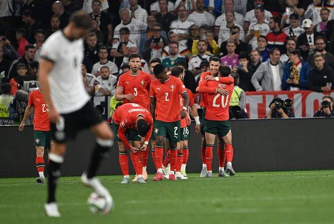 C罗巅峰对决,蒂姆与40激战曼联分钟,赛况扑朔迷离胜负难料! C罗巅峰对决,蒂姆与40激战曼联分钟,赛况扑朔迷离胜负难料!