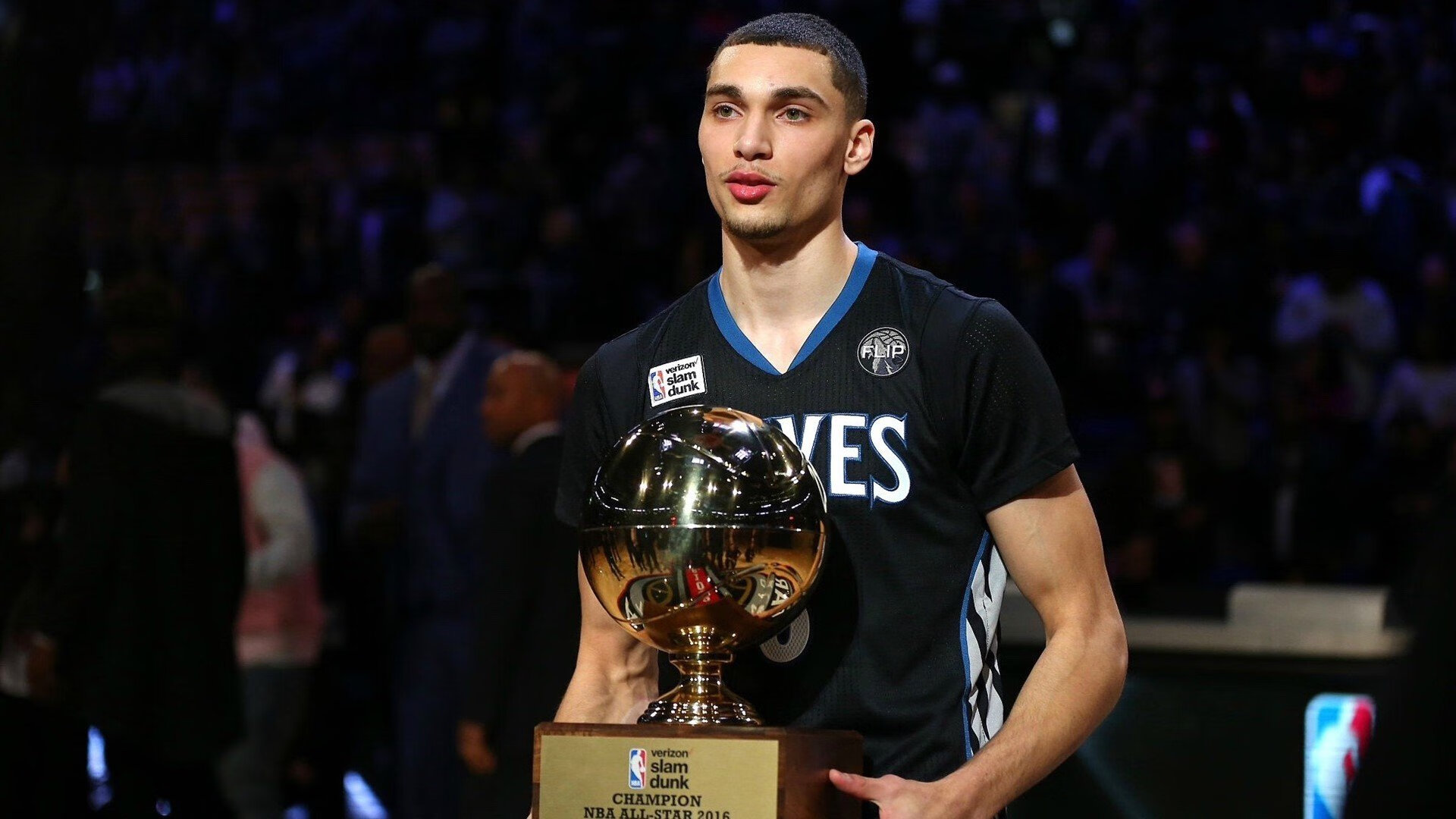 持续失利引发热议！萨拉赫在雄鹿比赛中表现优异上演精彩一战